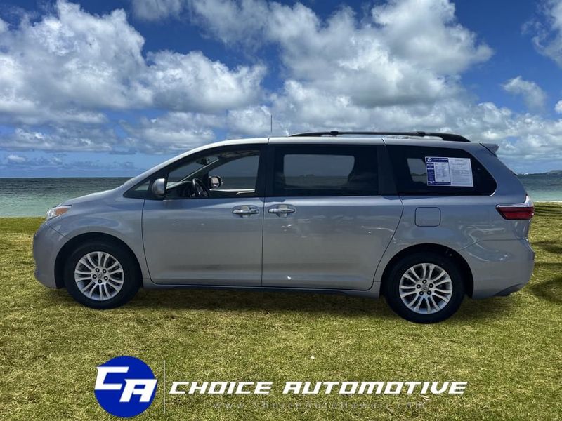 2017 Toyota Sienna Limited XLE Premium photo 3