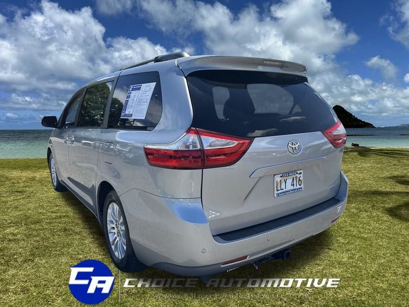 2017 Toyota Sienna Limited XLE Premium photo 4