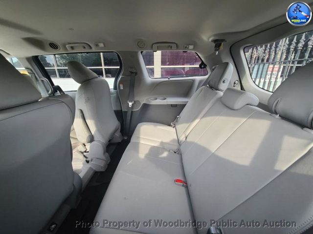 2017 Toyota Sienna XLE Automatic Access Seat FWD 7-Passenger - 23073649 - 9