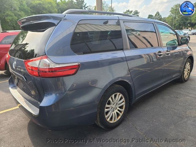 2017 Toyota Sienna XLE Automatic Access Seat FWD 7-Passenger - 23073649 - 3