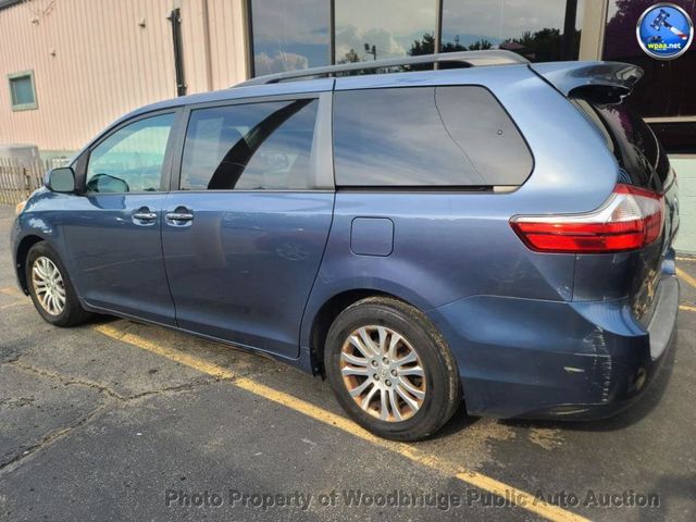 2017 Toyota Sienna XLE Automatic Access Seat FWD 7-Passenger - 23073649 - 4