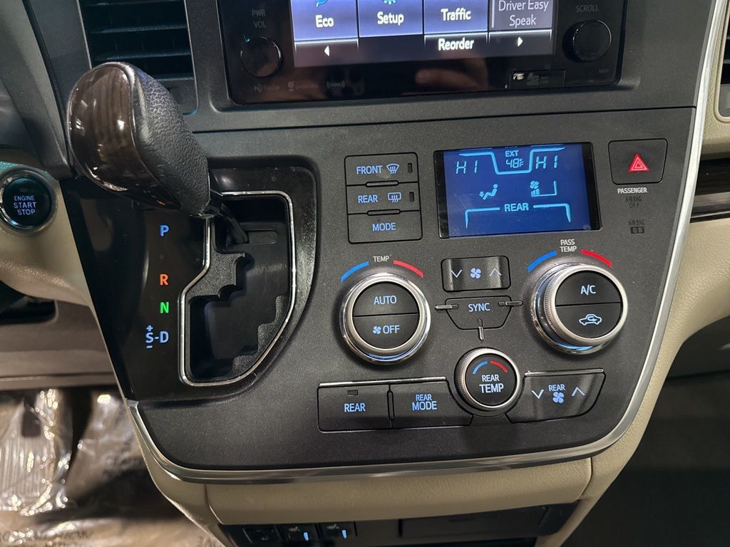 2017 Toyota Sienna XLE Automatic Access Seat FWD 7-Passenger - 22973366 - 19