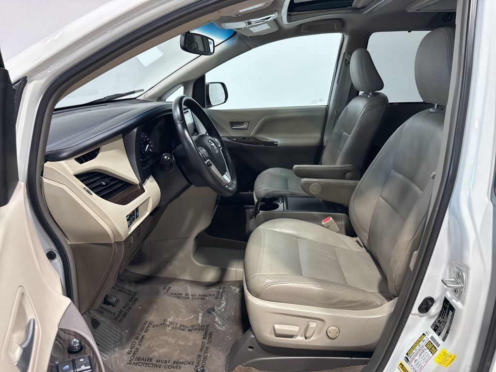 2017 Toyota Sienna XLE Automatic Access Seat FWD 7-Passenger - 22973366 - 24