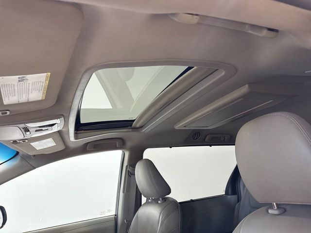 2017 Toyota Sienna XLE Automatic Access Seat FWD 7-Passenger - 22973366 - 29