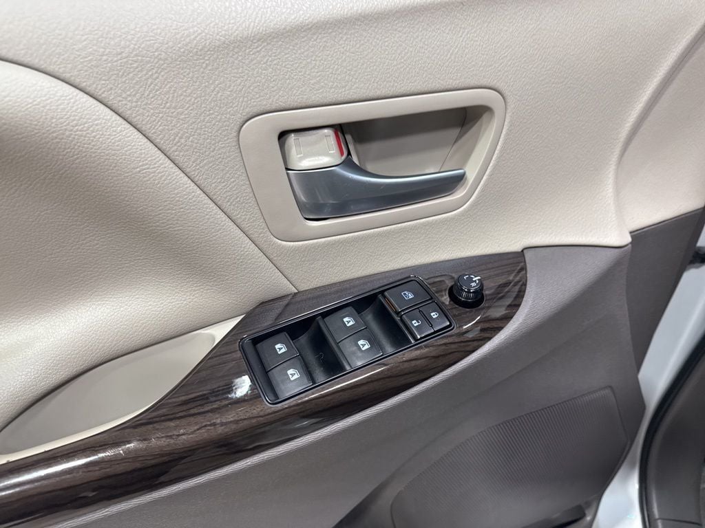 2017 Toyota Sienna XLE Automatic Access Seat FWD 7-Passenger - 22973366 - 30