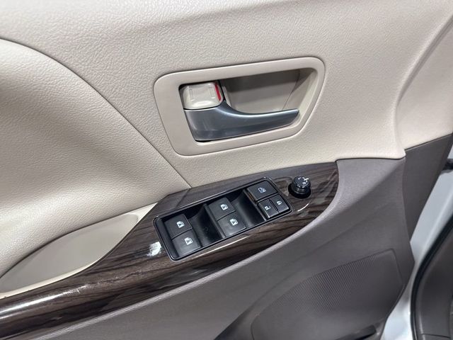 2017 Toyota Sienna XLE Automatic Access Seat FWD 7-Passenger - 22973366 - 30