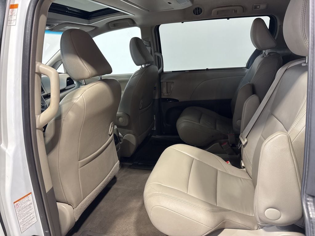 2017 Toyota Sienna XLE Automatic Access Seat FWD 7-Passenger - 22973366 - 33