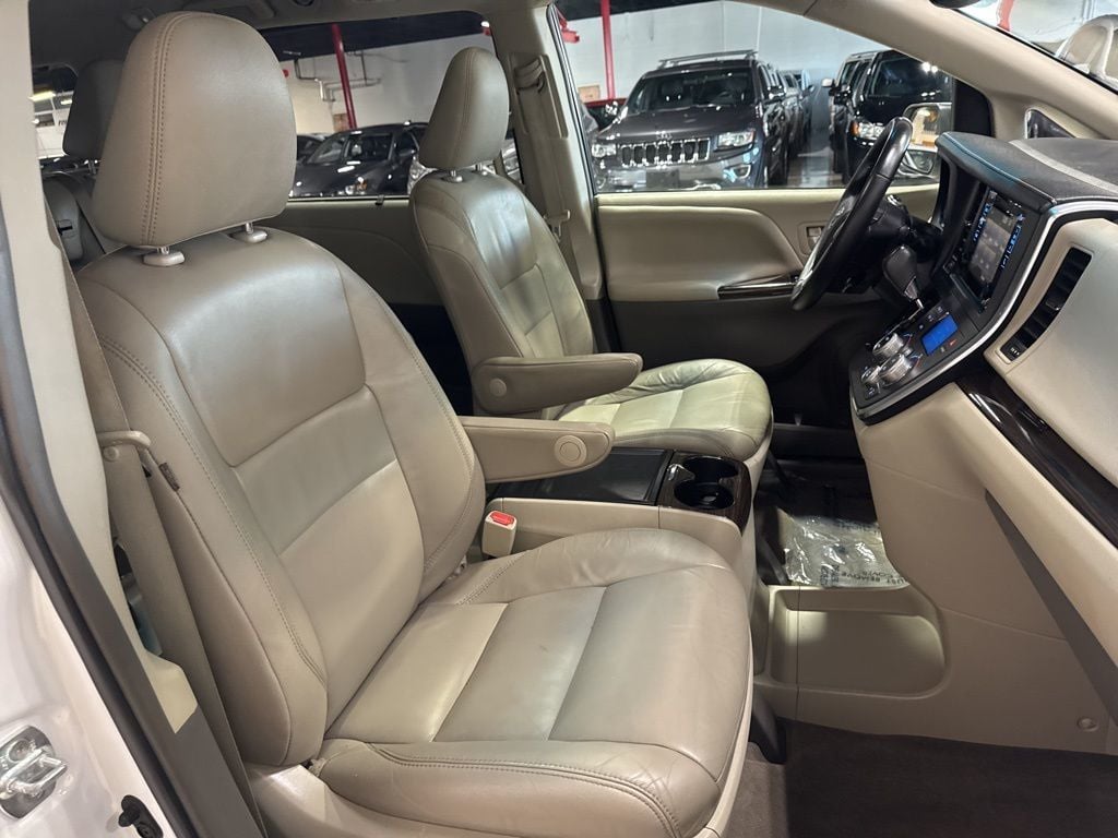 2017 Toyota Sienna XLE Automatic Access Seat FWD 7-Passenger - 22973366 - 48