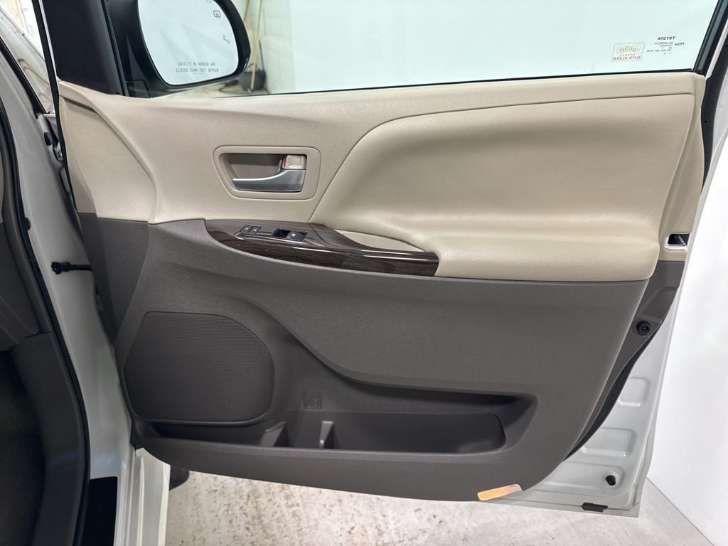 2017 Toyota Sienna XLE Automatic Access Seat FWD 7-Passenger - 22973366 - 51
