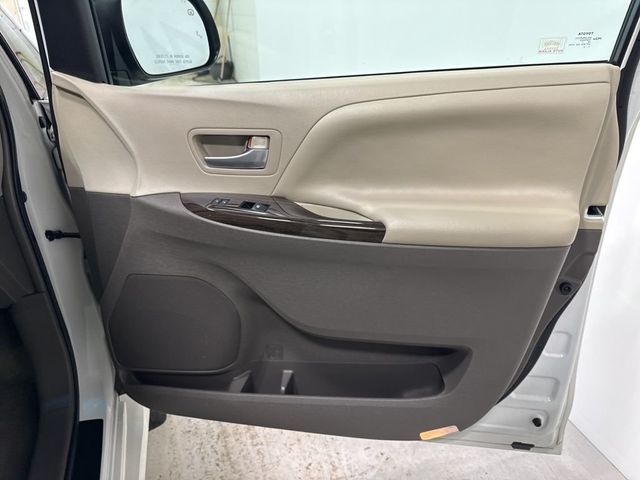 2017 Toyota Sienna XLE Automatic Access Seat FWD 7-Passenger - 22973366 - 51