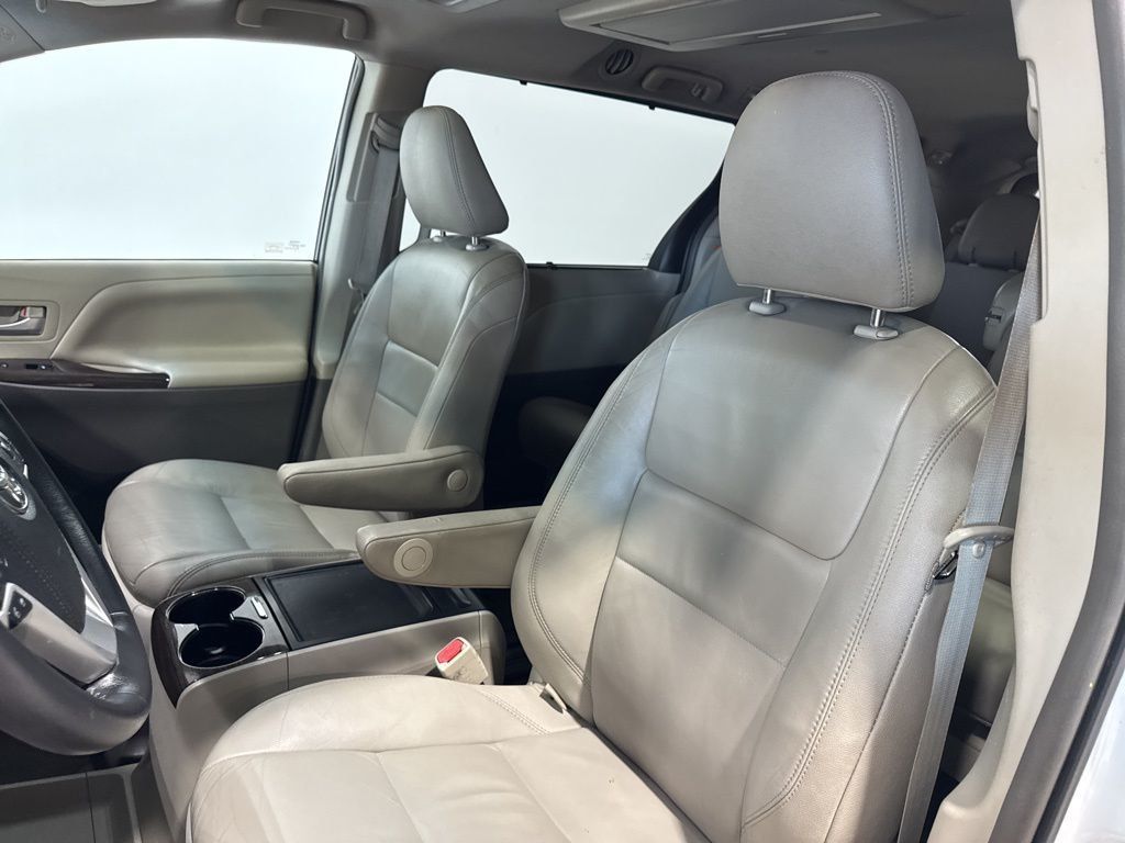 2017 Toyota Sienna XLE Automatic Access Seat FWD 7-Passenger - 23034004 - 28