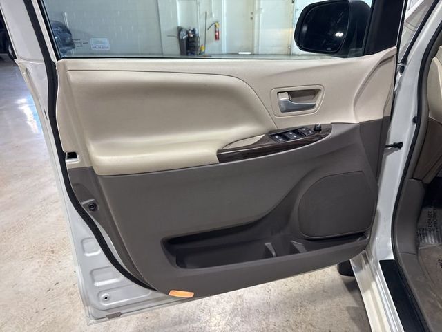 2017 Toyota Sienna XLE Automatic Access Seat FWD 7-Passenger - 23034004 - 30
