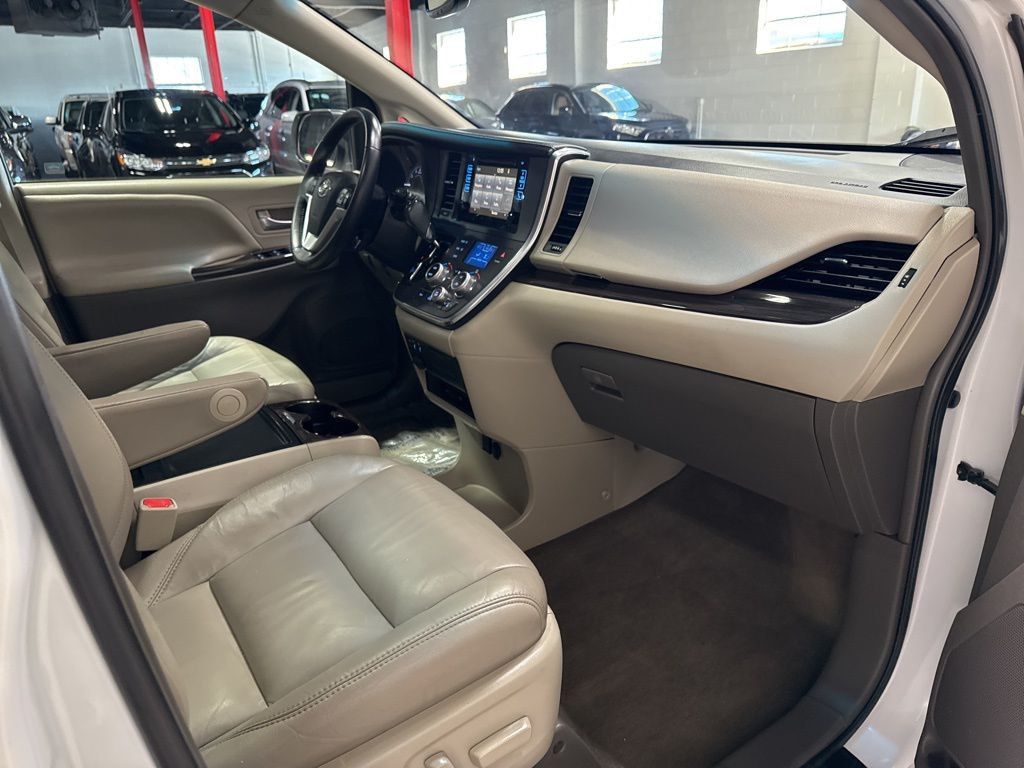2017 Toyota Sienna XLE Automatic Access Seat FWD 7-Passenger - 23034004 - 48