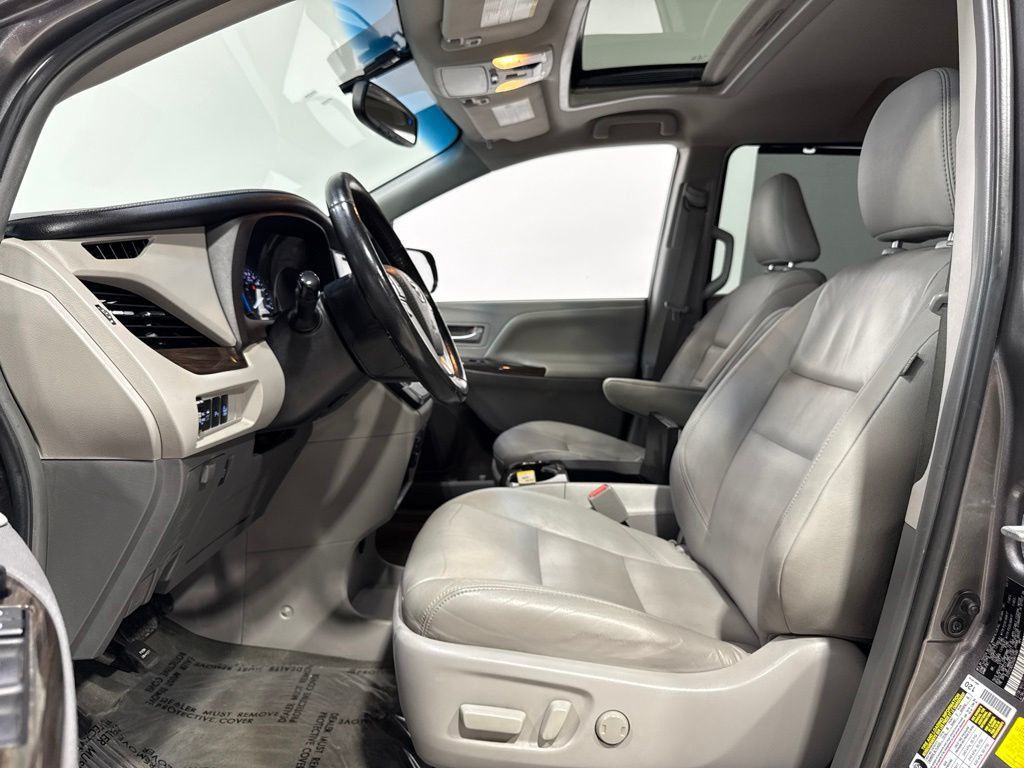 2017 Toyota Sienna XLE Automatic Access Seat FWD 7-Passenger - 23058160 - 10