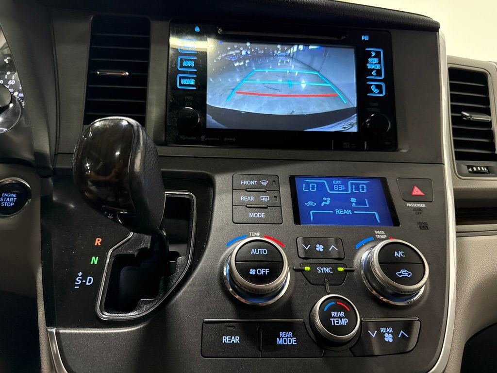 2017 Toyota Sienna XLE Automatic Access Seat FWD 7-Passenger - 23058160 - 17