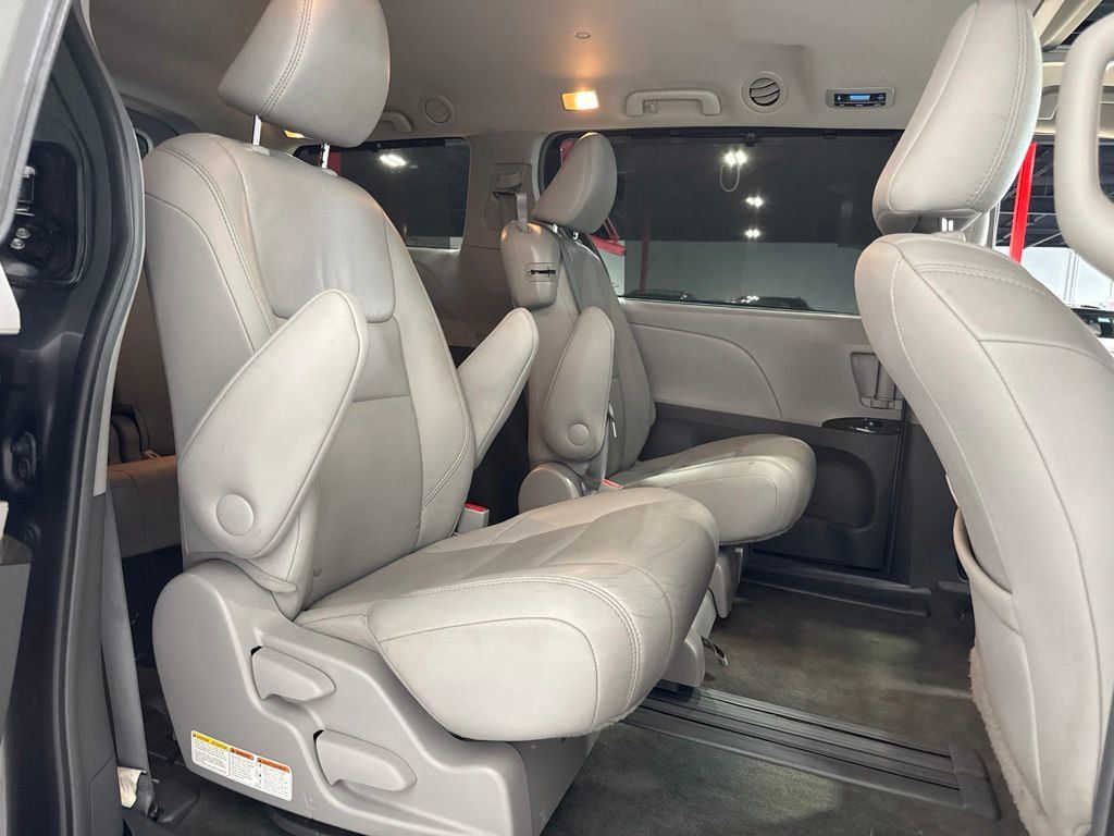 2017 Toyota Sienna XLE Automatic Access Seat FWD 7-Passenger - 23058160 - 25