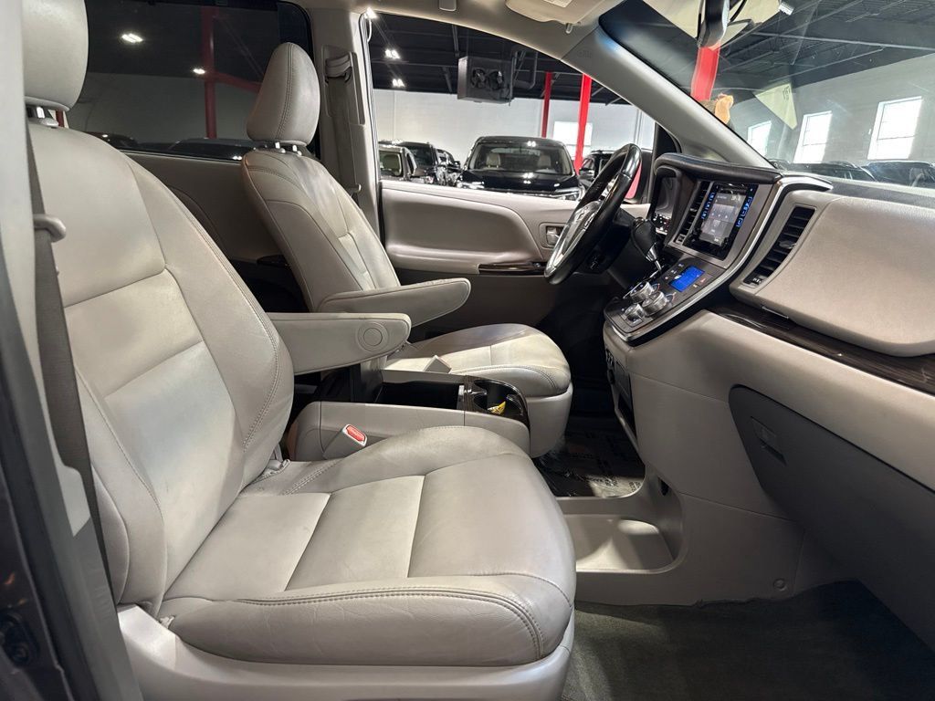 2017 Toyota Sienna XLE Automatic Access Seat FWD 7-Passenger - 23058160 - 26