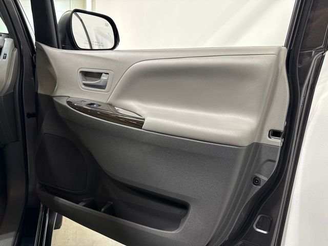 2017 Toyota Sienna XLE Automatic Access Seat FWD 7-Passenger - 23058160 - 27