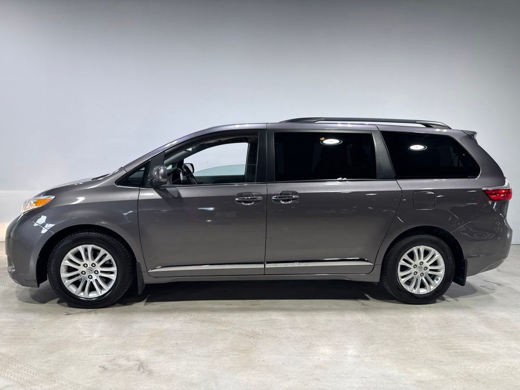 2017 Toyota Sienna XLE Automatic Access Seat FWD 7-Passenger - 23058160 - 3
