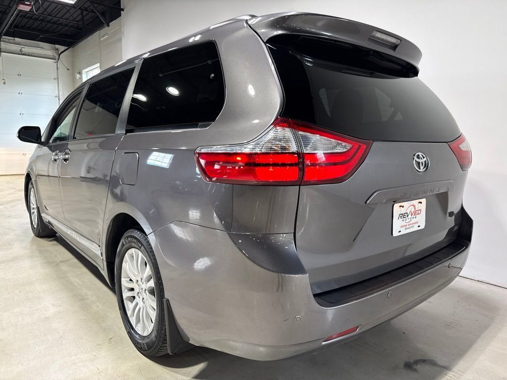 2017 Toyota Sienna XLE Automatic Access Seat FWD 7-Passenger - 23058160 - 4