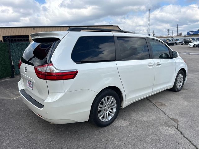 2017 Toyota Sienna XLE Automatic Access Seat FWD 7-Passenger - 22991686 - 3