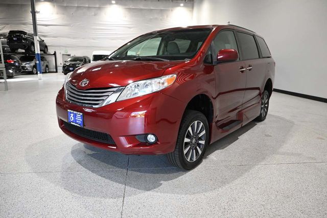 2017 Toyota Sienna XLE Automatic Access Seat FWD 7-Passenger - 23045344 - 9