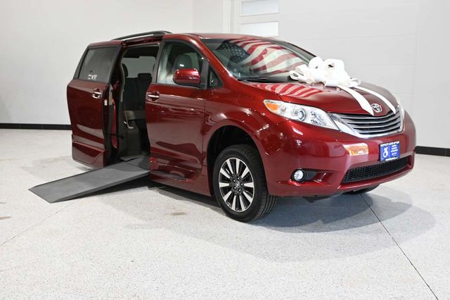 2017 Toyota Sienna XLE Automatic Access Seat FWD 7-Passenger - 23045344 - 1