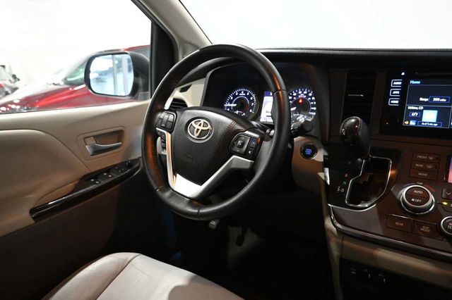 2017 Toyota Sienna XLE Automatic Access Seat FWD 7-Passenger - 23045344 - 23