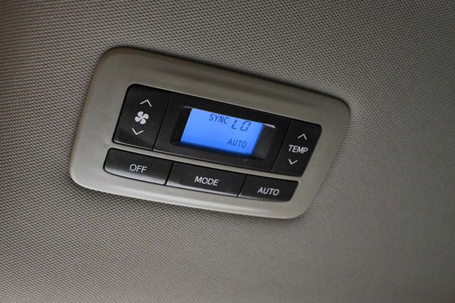 2017 Toyota Sienna XLE Automatic Access Seat FWD 7-Passenger - 23045344 - 28