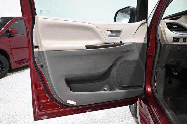 2017 Toyota Sienna XLE Automatic Access Seat FWD 7-Passenger - 23045344 - 29