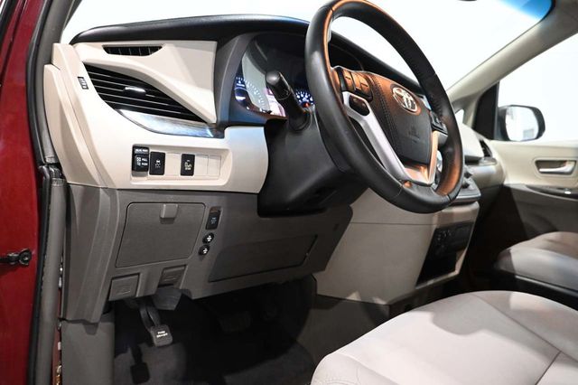 2017 Toyota Sienna XLE Automatic Access Seat FWD 7-Passenger - 23045344 - 30