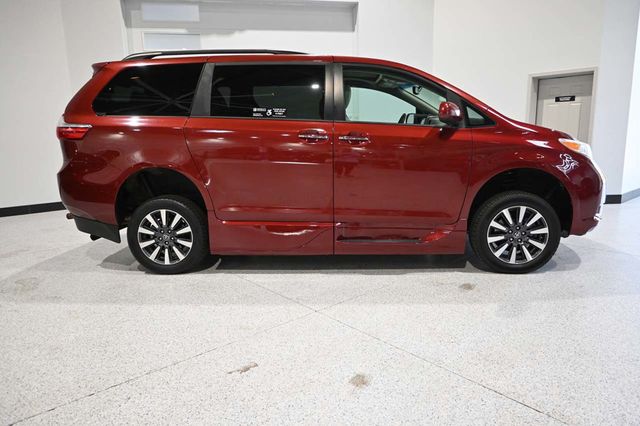2017 Toyota Sienna XLE Automatic Access Seat FWD 7-Passenger - 23045344 - 4