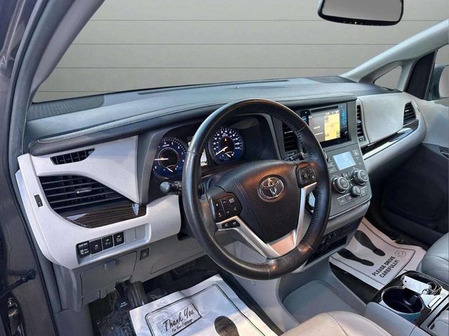 2017 Toyota Sienna XLE Automatic Access Seat FWD 7-Passenger - 22939183 - 11