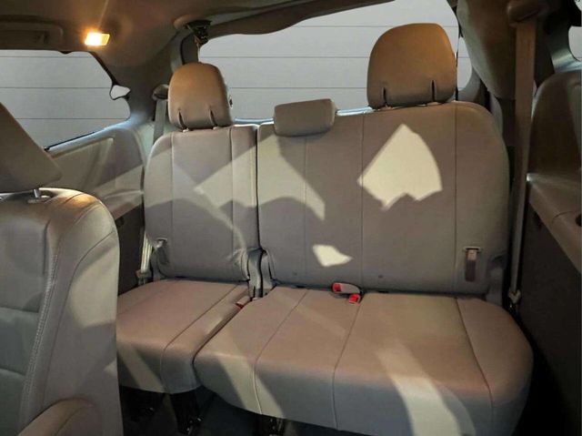 2017 Toyota Sienna XLE Automatic Access Seat FWD 7-Passenger - 22939183 - 15