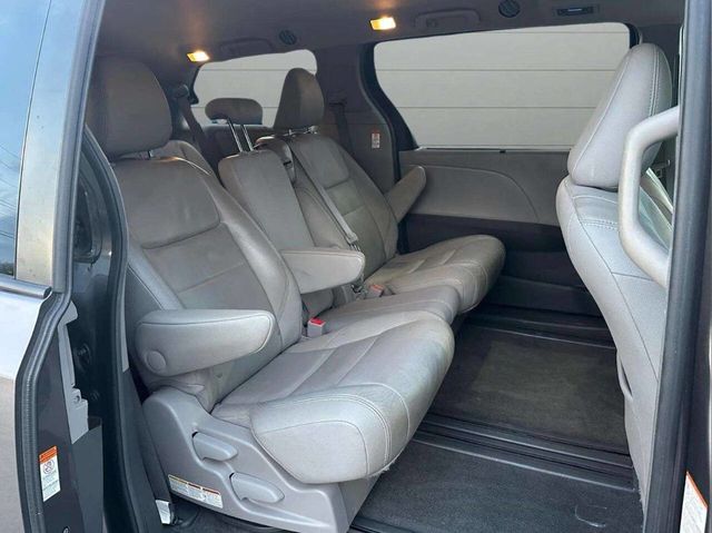 2017 Toyota Sienna XLE Automatic Access Seat FWD 7-Passenger - 22939183 - 16