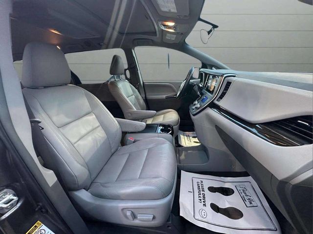 2017 Toyota Sienna XLE Automatic Access Seat FWD 7-Passenger - 22939183 - 17