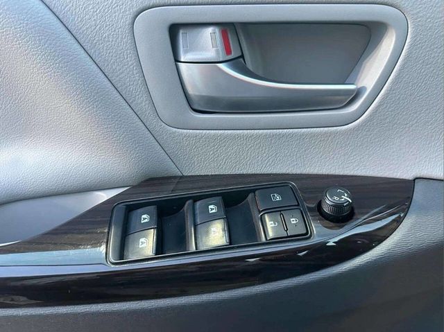 2017 Toyota Sienna XLE Automatic Access Seat FWD 7-Passenger - 22939183 - 25