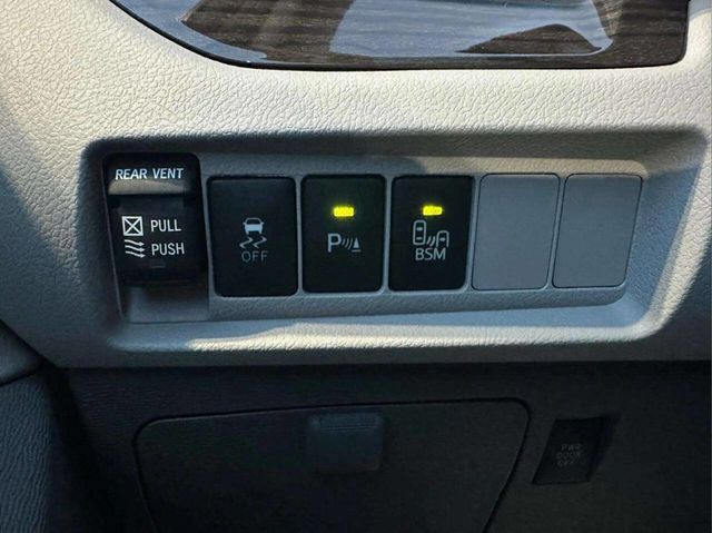 2017 Toyota Sienna XLE Automatic Access Seat FWD 7-Passenger - 22939183 - 26