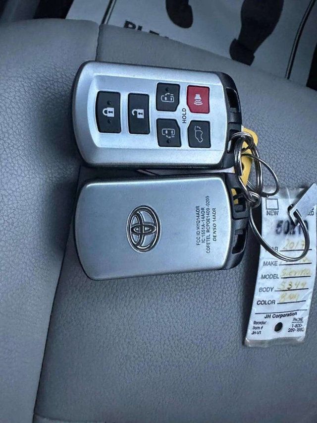 2017 Toyota Sienna XLE Automatic Access Seat FWD 7-Passenger - 22939183 - 31