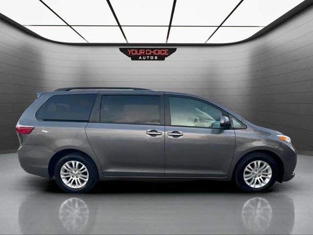 2017 Toyota Sienna XLE Automatic Access Seat FWD 7-Passenger - 22939183 - 5