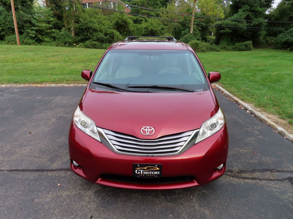 2017 Toyota Sienna Limited XLE Premium photo 3
