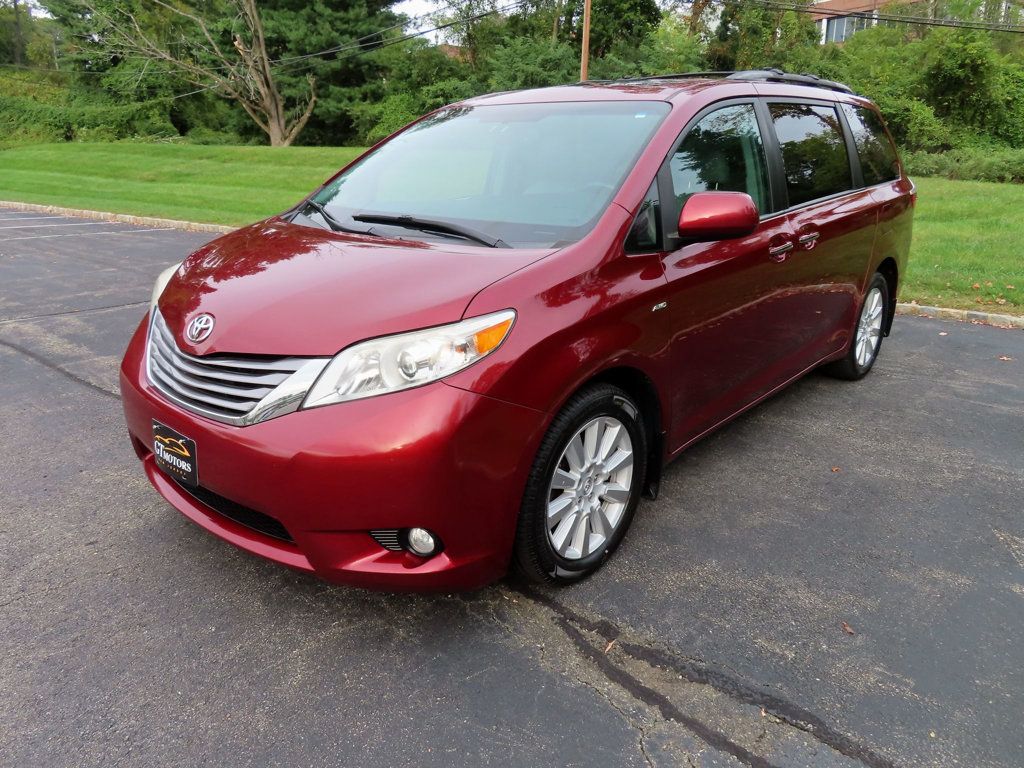 2017 Toyota Sienna Limited XLE Premium photo 4