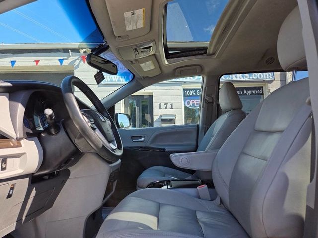 2017 Toyota Sienna XLE AWD 7-Passenger - 23038757 - 9