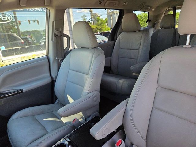 2017 Toyota Sienna XLE AWD 7-Passenger - 23038757 - 10