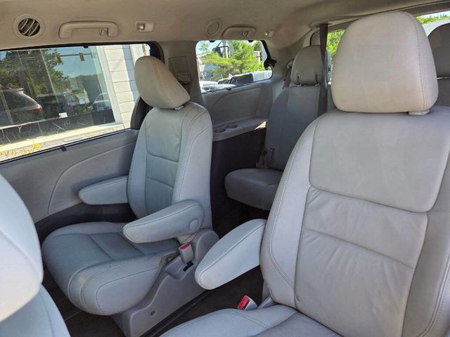 2017 Toyota Sienna XLE AWD 7-Passenger - 23038757 - 11