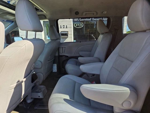 2017 Toyota Sienna XLE AWD 7-Passenger - 23038757 - 12
