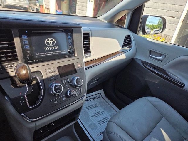 2017 Toyota Sienna XLE AWD 7-Passenger - 23038757 - 18