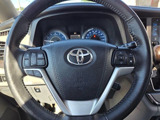 2017 Toyota Sienna XLE AWD 7-Passenger - 23038757 - 19