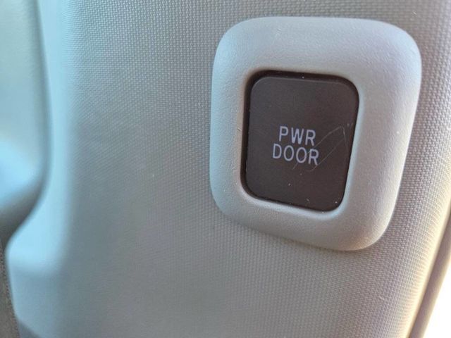 2017 Toyota Sienna XLE AWD 7-Passenger - 23038757 - 27