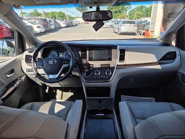 2017 Toyota Sienna XLE AWD 7-Passenger - 23038757 - 28